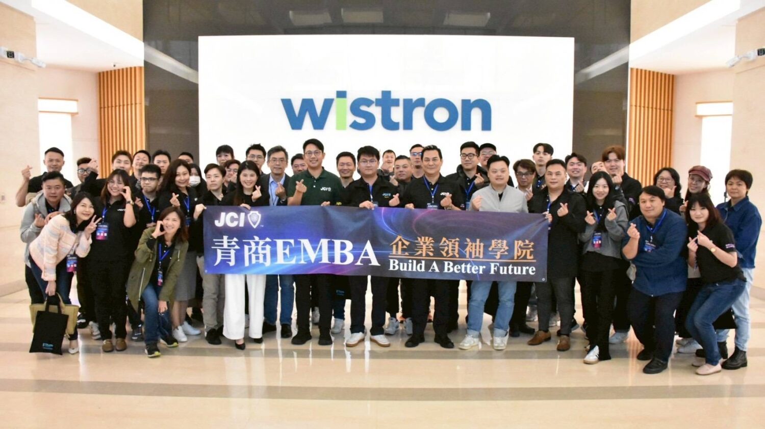 學員們走進緯創集團進行實地參訪，透過第一線觀摩深入了解企業數位轉型與智慧製造的最新趨勢。（圖／記者林照東翻攝）