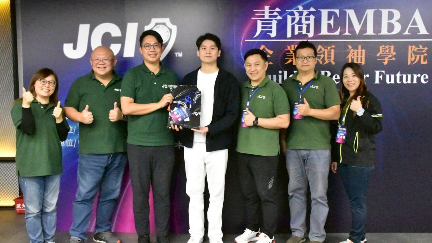 青商 EMBA 企業領袖學院課程期間，講師與青商會訓練委員會團隊合影留念，展現跨界交流活力與深度互動成果。（圖／青商 EMBA 企業領袖學院提供）