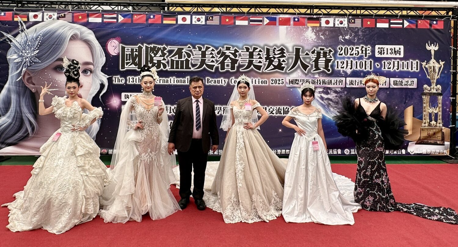 12 國美業名師、3000 人齊聚苗栗 國際盃打造國際美學平台 大會主席王順德(中)與參賽模特兒合影留念,肯定選手表現,並期盼透過國際盃持續推動台灣美學走向國際。(圖/記者林照東)