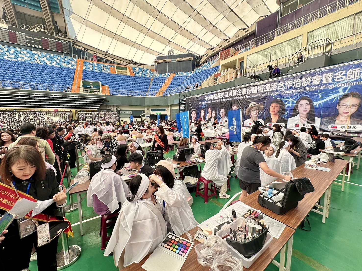 12 國美業名師、3000 人齊聚苗栗 國際盃打造國際美學平台 苗栗縣巨蛋體育館內人潮湧動,來自各國的選手與模特兒同步進行競賽與造型實作,現場宛如大型國際美業實驗場。(圖/記者林照東攝)