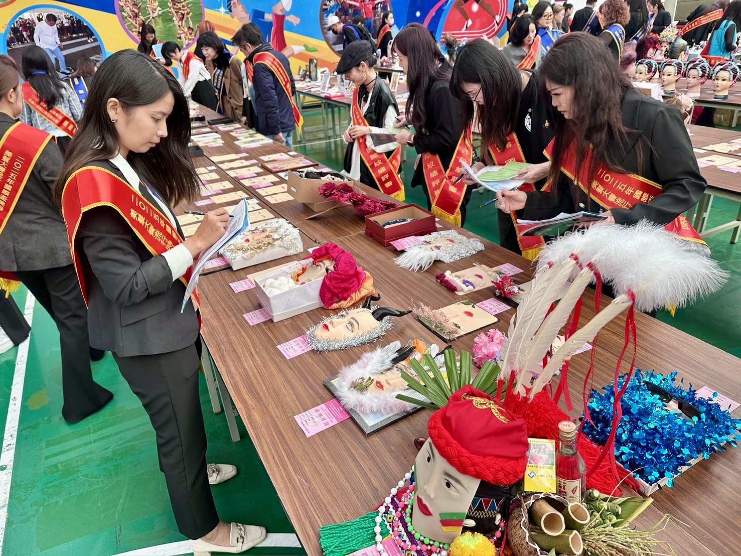 12 國美業名師、3000 人齊聚苗栗 國際盃打造國際美學平台 國際盃美容美髮大賽競賽現場,評審團仔細檢視選手作品細節,從造型結構、創意巧思到整體完成度逐一評分,展現賽事專業與嚴謹。(圖/記者林照東攝)