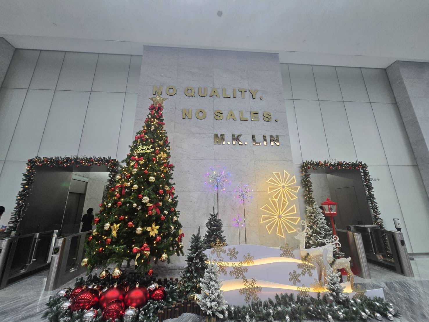 【獨家】從量子神山變爛尾案?群光電、中研院遭爆公共工程三重失守 群光電能總部大樓,一進門就能看到牆上大大的「NO QUALITY,NO SALES(沒品質、沒銷路)」的一排字顯的格外諷刺。(圖/記者林照東攝)