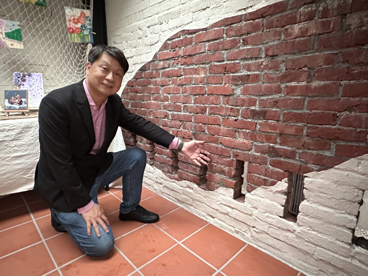 竹市永續旅遊再添新亮點「香村豬寮啟用」打造農村綠色新據點 香山樂齡中心葉國文主任於香村豬寮空間內,向外界介紹保留並活化既有豬寮磚牆結構的設計巧思,展現農村再生中結合歷史記憶與空間美學的改造成果。(圖/記者林照東攝)