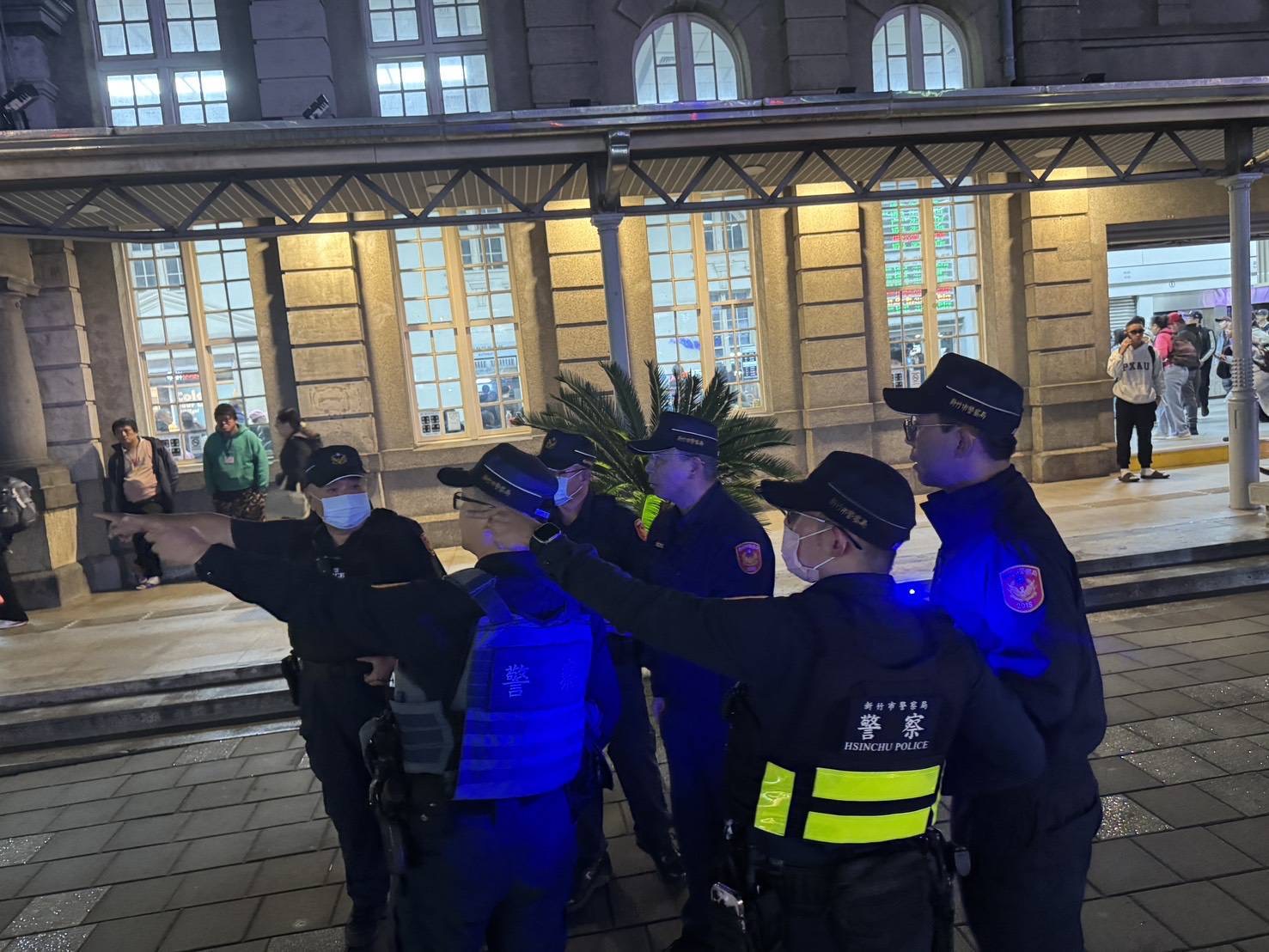 北捷隨機攻擊事件後 新竹市警強化公共運輸防護 新竹市警察局夜間於車站周邊執行聯合巡守勤務,員警即時指揮與協調動線,確保人潮疏導與場站安全無死角。(圖/新竹市警察局提供)