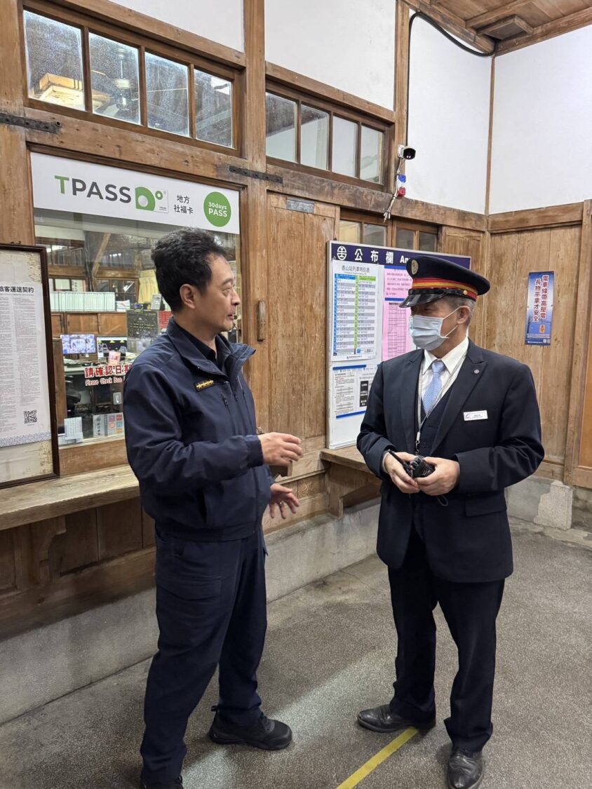 北捷隨機攻擊事件後 新竹市警強化公共運輸防護 新竹市警察局長前往交通場站實地了解維安狀況,與站務人員交流勤務動線與即時應變機制,確保人潮節點安全運作。(圖/新竹市警察局提供)