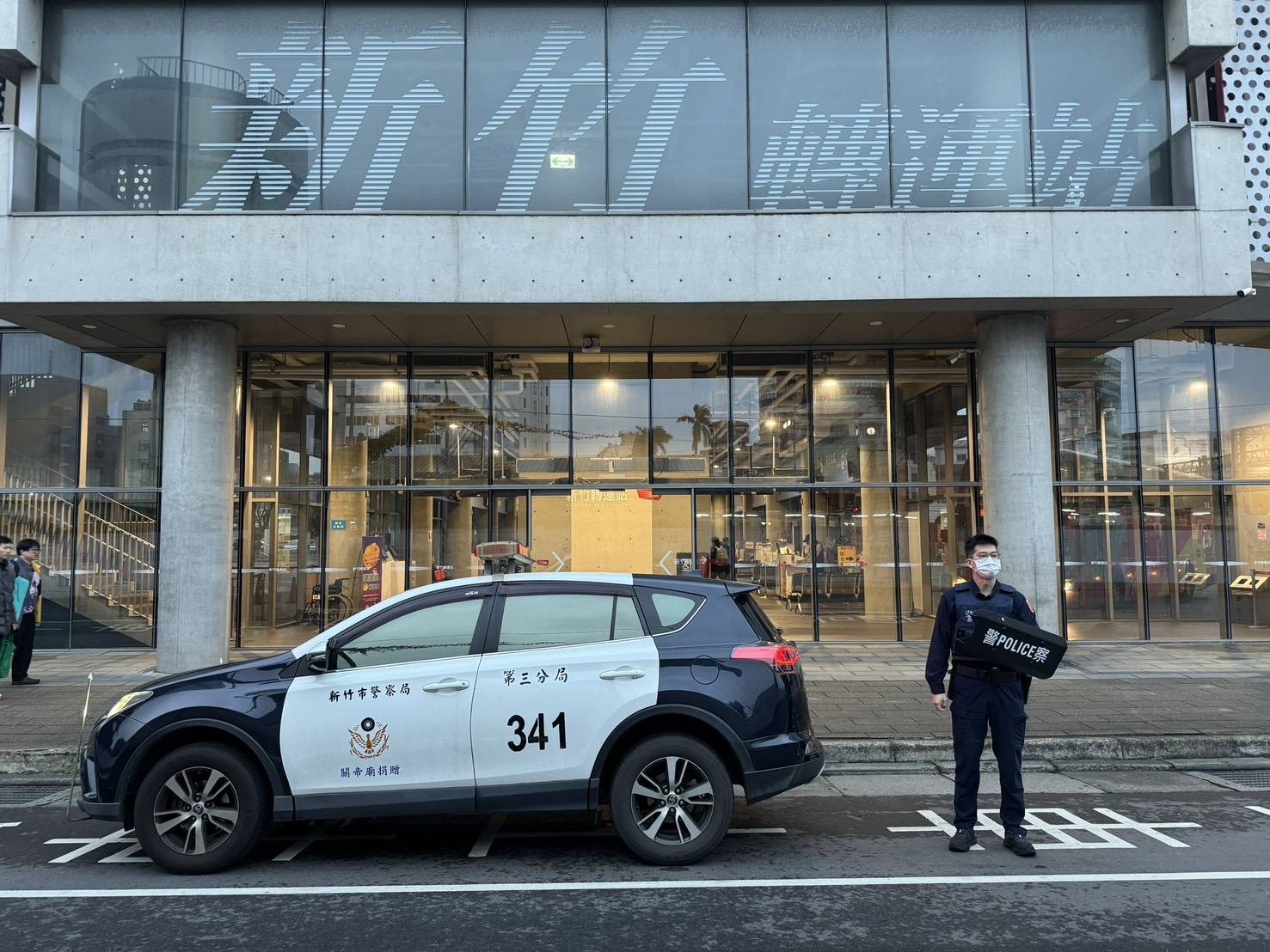 北捷隨機攻擊事件後 新竹市警強化公共運輸防護 新竹市警察局加派警力於大型交通場站周邊巡守,巡邏車與員警定點部署,強化站外環境警戒,提升整體安全係數。(圖/新竹市警察局提供)