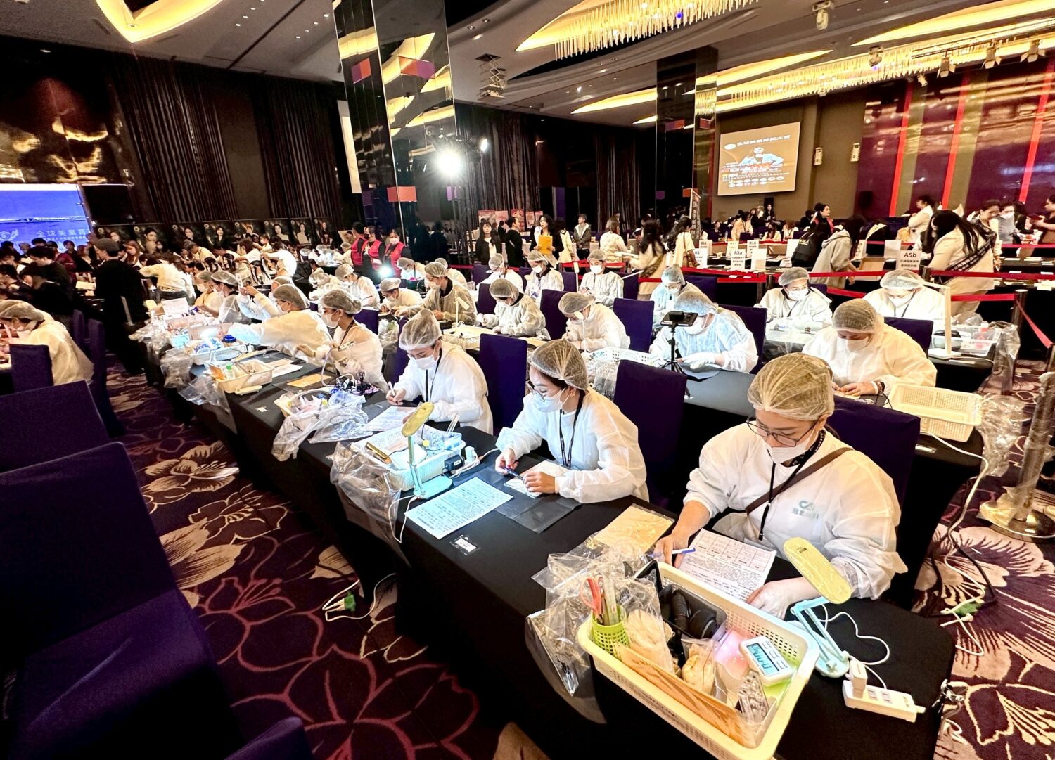 7國600組選手同場競技「全球美業菁英大賞」打造亞洲美業新平台 全球美業菁英大賞競賽現場,選手專注進行專業技術操作,展現高標準流程與實務實力。(圖/記者林照東攝)