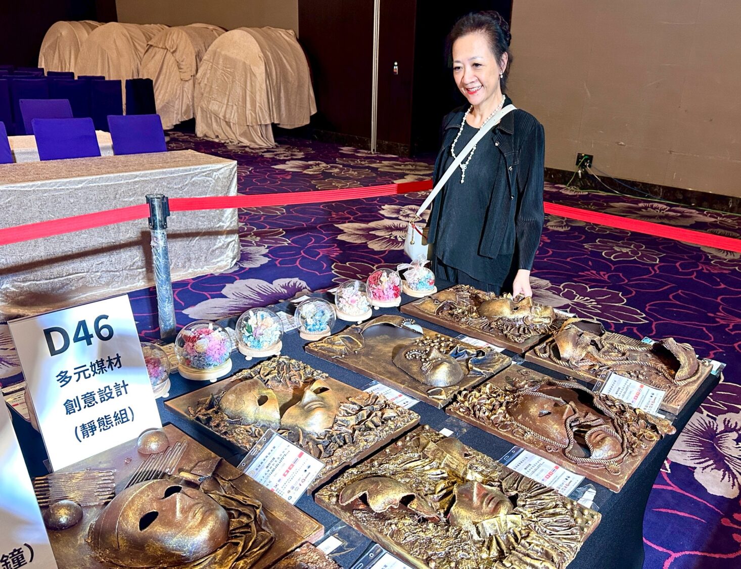 7國600組選手同場競技「全球美業菁英大賞」打造亞洲美業新平台 多元媒材創意設計(靜態組)比賽,在明新科技大學李玉蘋老師指導下,參賽者透過立體造型與多元材質運用,展現跨領域藝術創作實力。(圖/記者林照東攝)