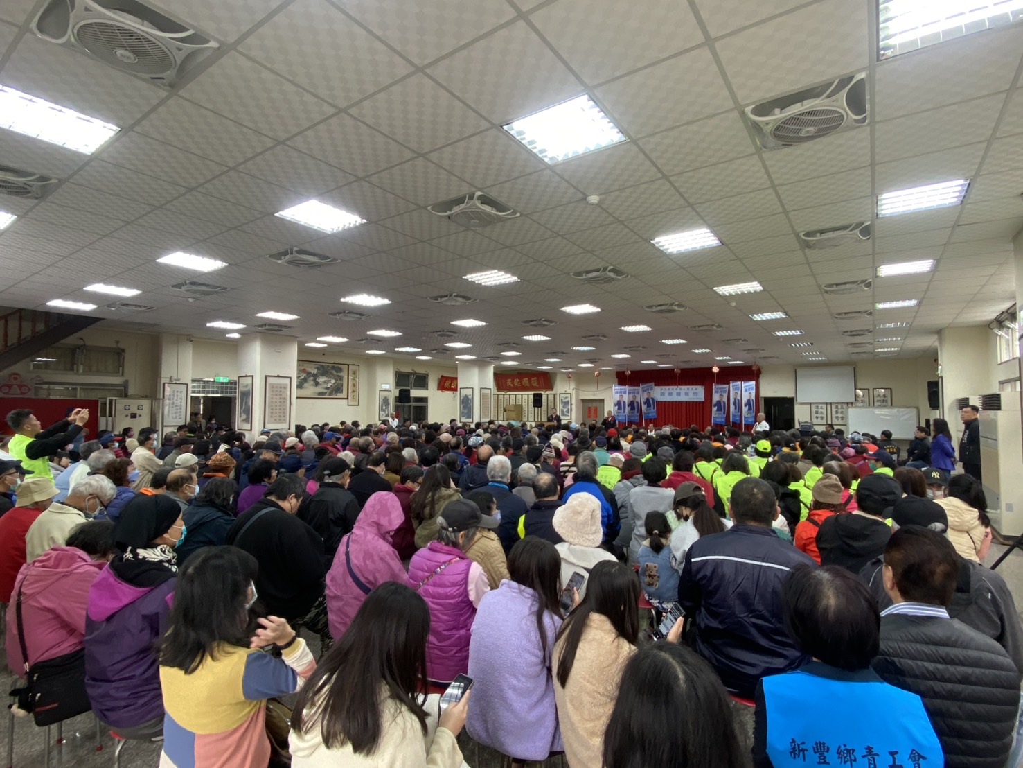 「正藍軍集結新豐造勢」藍營大咖合體力挺 張鎮榮:陳見賢是國民黨最強人選 新豐鄉「與鄉親有約說明會」現場座無虛席,鄉親踴躍參與,氣氛熱烈。(圖/記者林照東翻攝)
