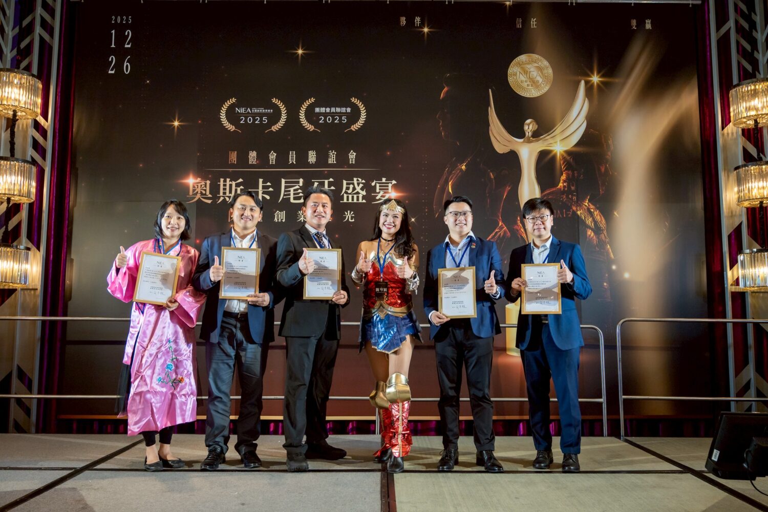 星光匯聚共襄盛宴 新創總會團體會員聯誼會「奧斯卡尾牙盛宴」盛大登場 頒發小聯盟總召集人聘書,期許持續凝聚夥伴力量,推動聯盟發展。(圖/記者林照東攝)