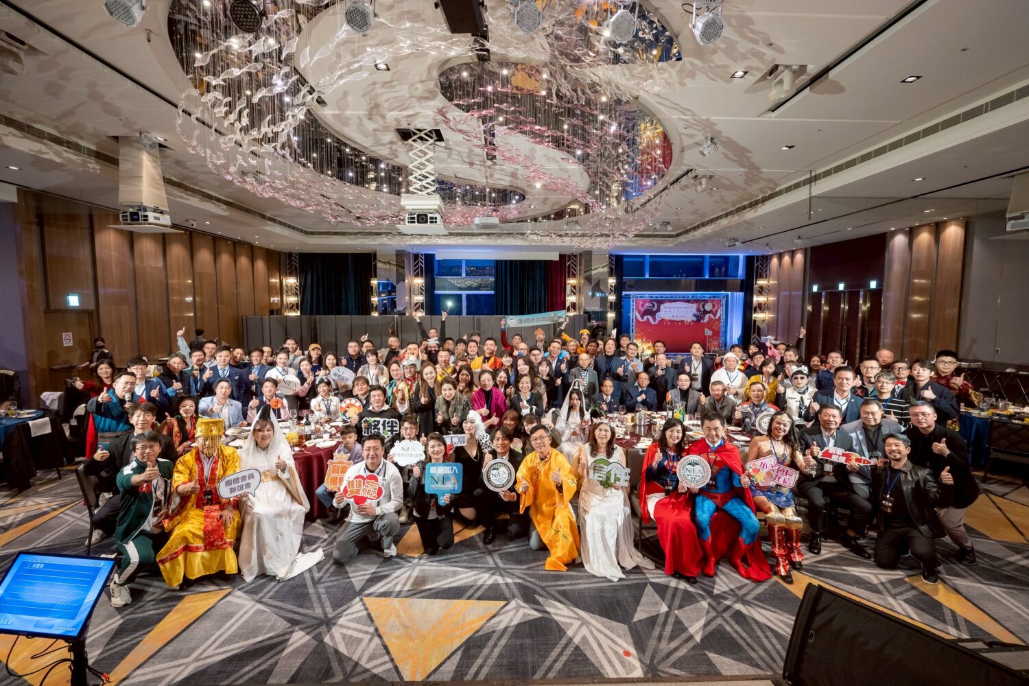 星光匯聚共襄盛宴 新創總會團體會員聯誼會「奧斯卡尾牙盛宴」盛大登場 新創總會團體會員聯誼會奧斯卡尾牙盛宴全體會員大合照,現場氣氛熱絡,展現企業家社群的高度參與與活力。(圖/記者林照東攝)