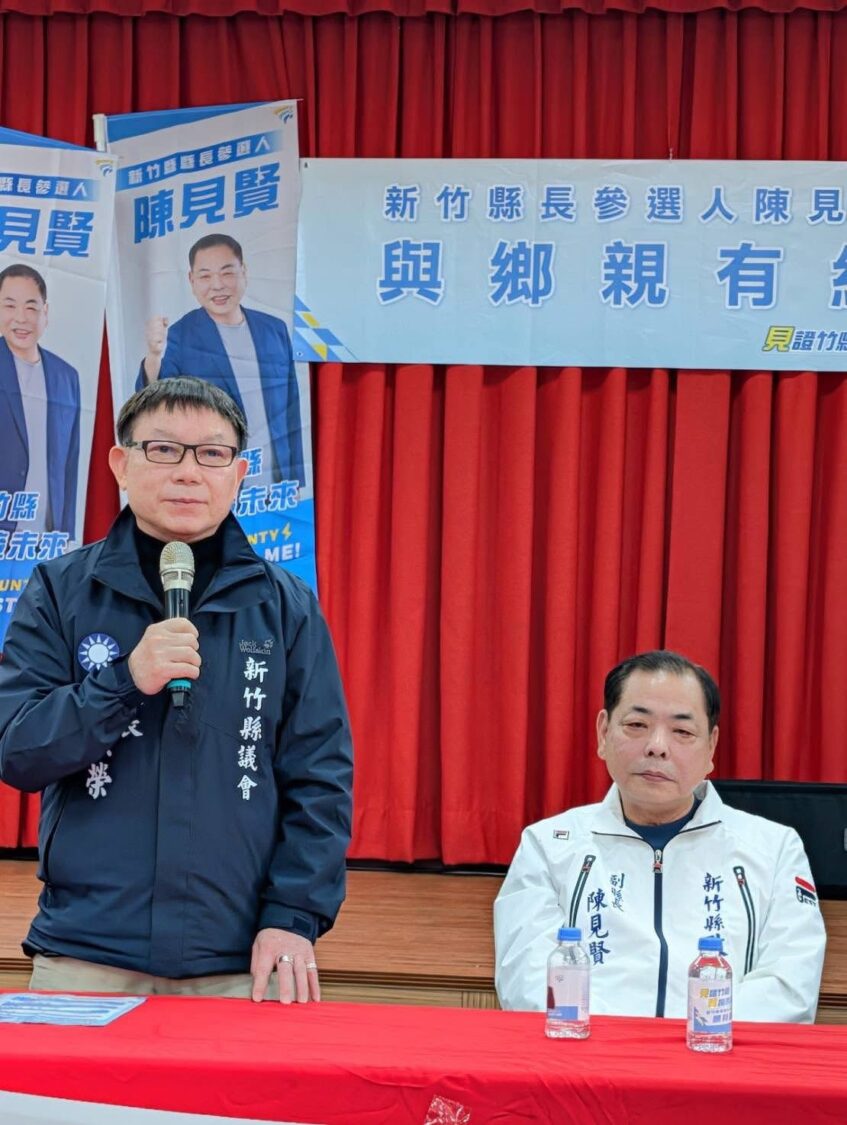 「正藍軍集結新豐造勢」藍營大咖合體力挺 張鎮榮:陳見賢是國民黨最強人選 新竹縣議會議長張鎮榮於新豐鄉「與鄉親有約說明會」中致詞,公開力挺新竹縣長參選人陳見賢,肯定其長期投入地方發展與黨務經驗。(圖/記者林照東翻攝)