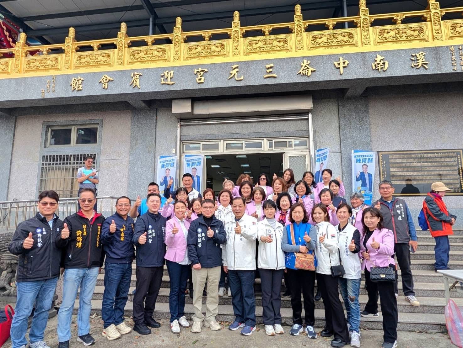 「正藍軍集結新豐造勢」藍營大咖合體力挺 張鎮榮:陳見賢是國民黨最強人選 陳見賢率地方民代與鄉親於新豐鄉三元宮前合影,象徵基層支持動能持續累積。(圖/記者林照東翻攝)