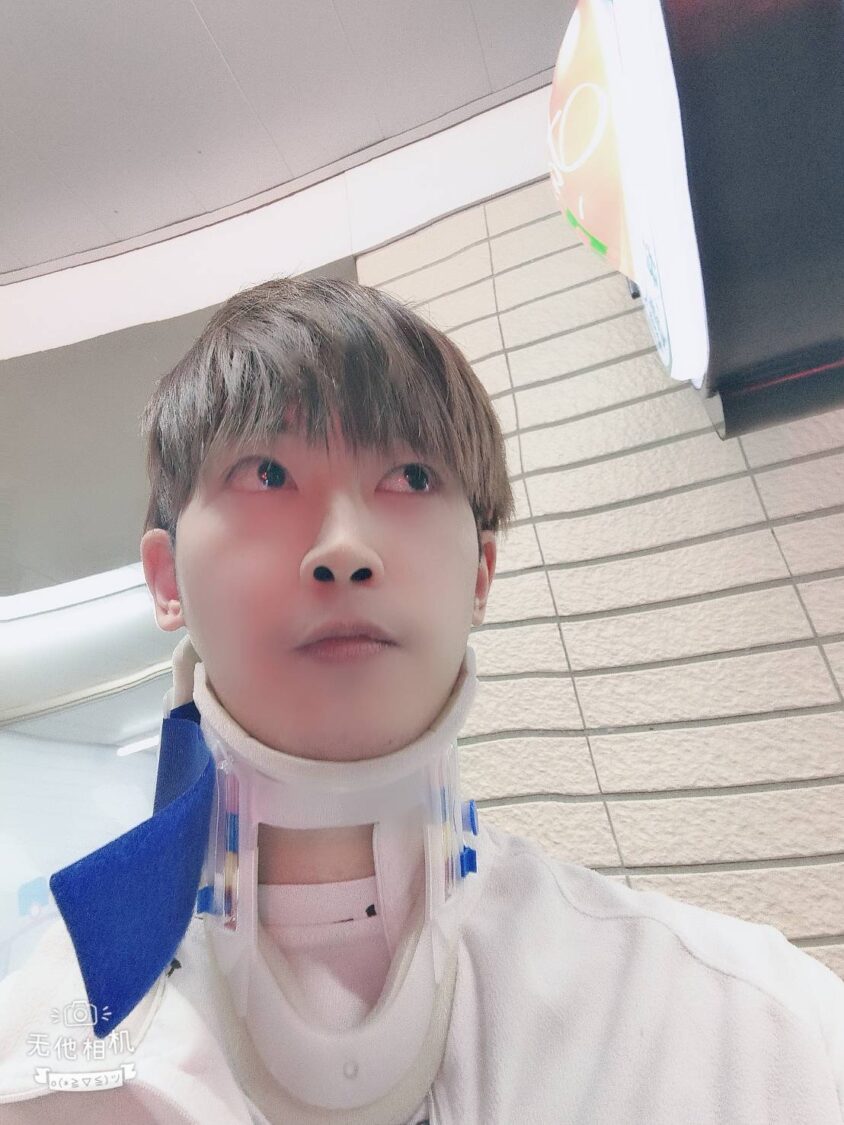 【獨家/有影】台南超商擦肩撞到 為何演變濺血衝突?陳勇正說明衝突關鍵過程 台南超商擦肩撞到演變陳勇正 1打3衝突濺血,陳勇正就醫後頸部受傷。(圖/記者林照東翻攝)