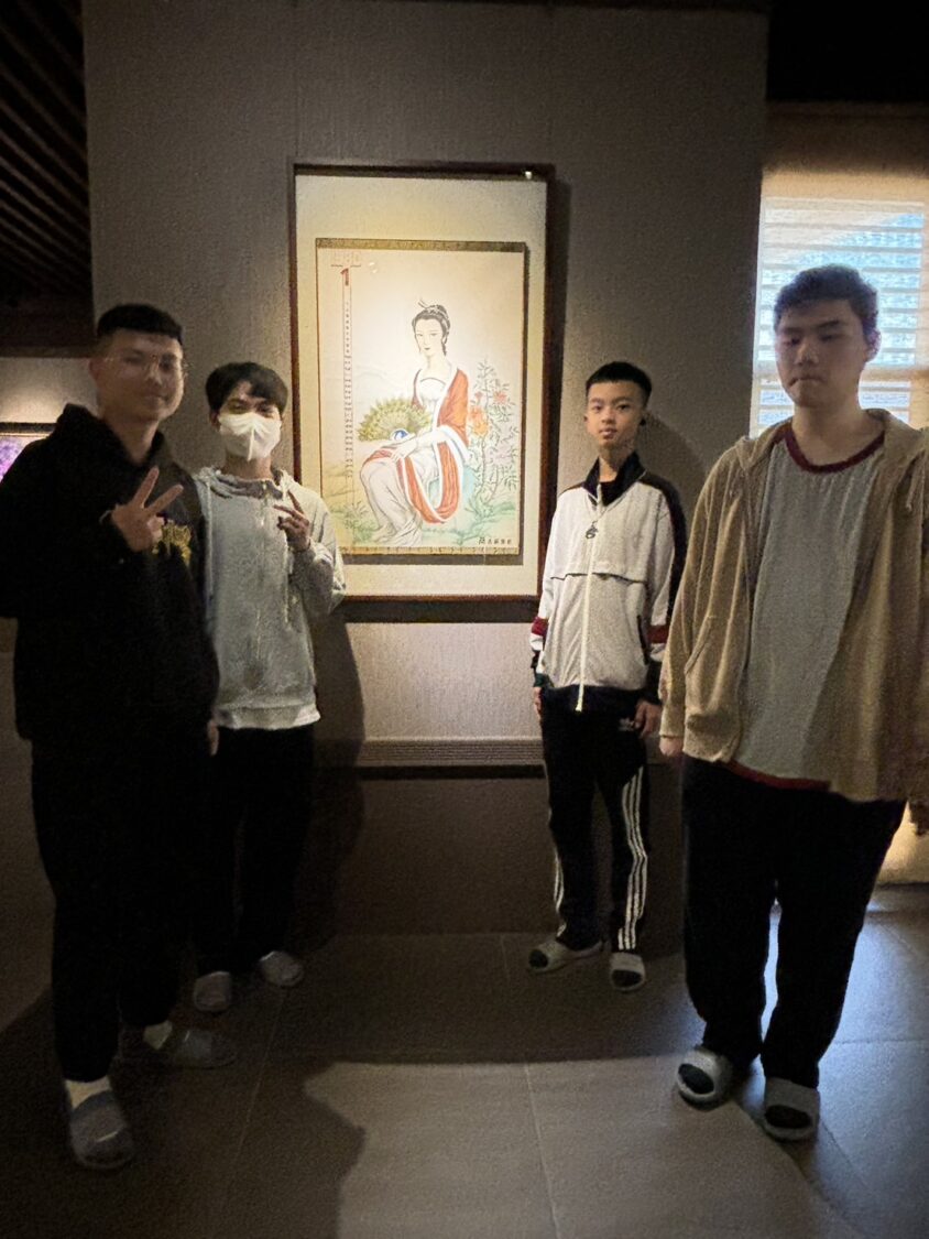 後壁高中美工科師生參訪空相美術館!為校友館長10週年館慶暖身 美工科學生與施金輝高中時期專題實作的作品合影。(圖/記者蔡尚芸翻攝)