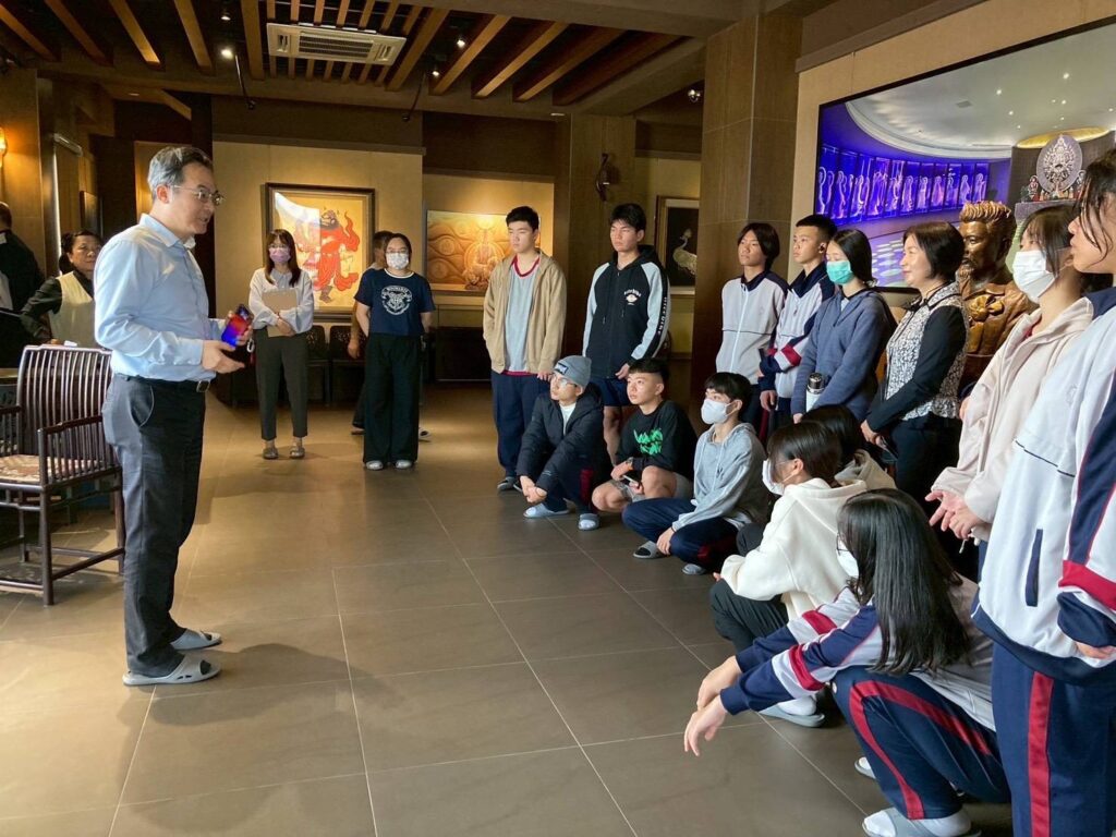 後壁高中美工科師生參訪空相美術館!為校友館長10週年館慶暖身 黃彥鳴校長對美工科學生說明參訪美術館緣由。(圖/記者蔡尚芸翻攝)