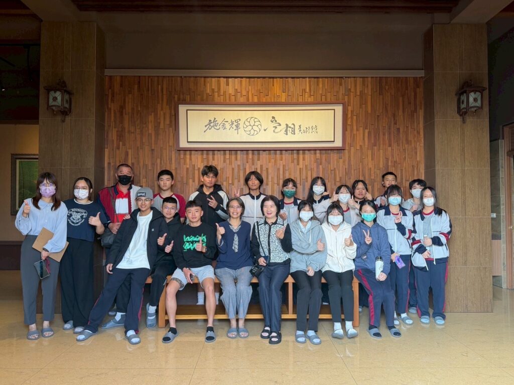 後壁高中美工科師生參訪空相美術館!為校友館長10週年館慶暖身 美工科師生前往空相美術館參訪與林穎英館長合影!(圖/記者蔡尚芸翻攝)