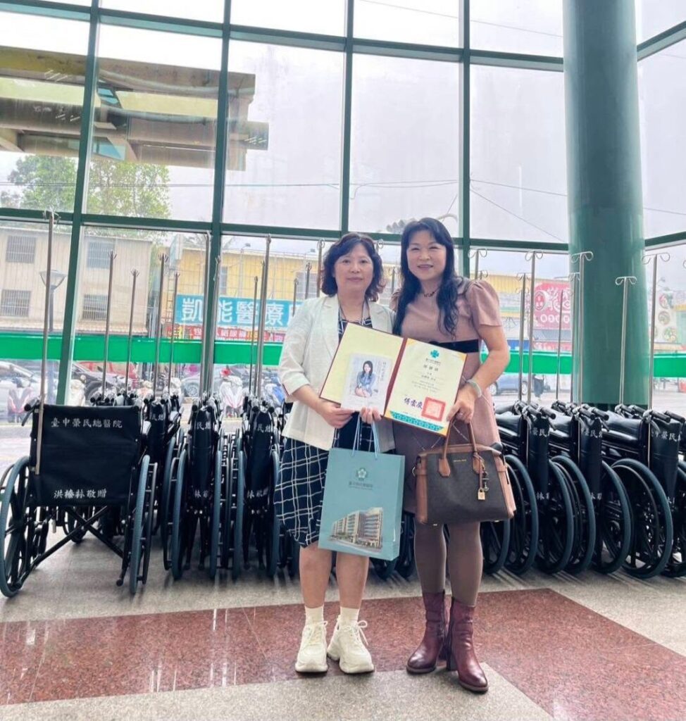 「洪榛林捐贈百臺輪椅」回饋醫療體系 完成年度公益心願 臺中榮民總醫院黃蜀雯主任代表接收洪榛林捐贈並頒發感謝狀,洪榛林另致贈其著作《轉念創造無限》。(圖/洪榛林 提供)