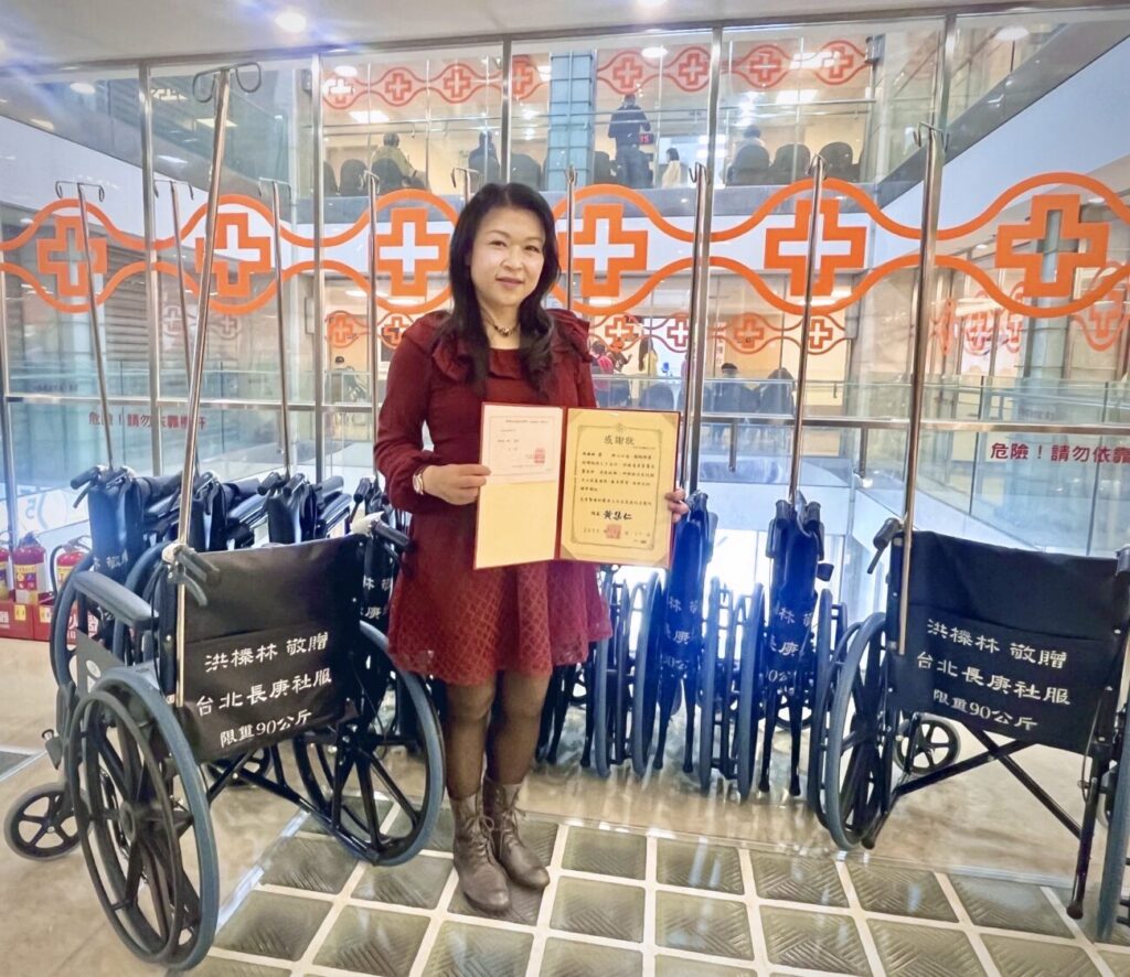 「洪榛林捐贈百臺輪椅」回饋醫療體系 完成年度公益心願 洪榛林此次共捐贈輪椅35臺,其中25臺先行配置於林口長庚統一管理,並於當日現場提供10臺輪椅即時投入使用,以支援門診醫療需求。(圖/洪榛林 提供)