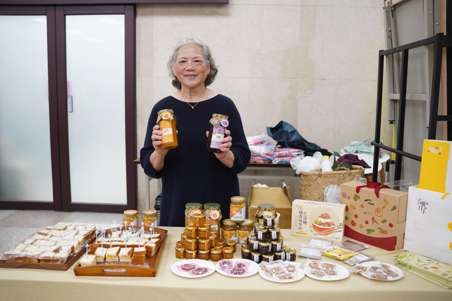 竹東鎮知名的阿金姐為路跑活動贊助商，報名參加者可獲紀念品。（圖/記者黃溎芬翻攝）