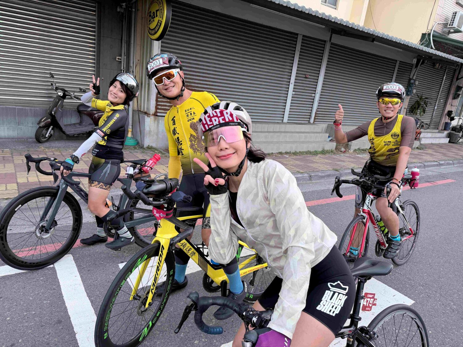 丁寧首挑高雄百K成功完騎 以「轉念學」征服魔王坡 賽事途中,參賽騎士沿高雄市區道路前進,丁寧與醫護鐵人們開心合影,展現高雄百K自行車賽兼具挑戰性與友善氛圍。(圖/記者張家燁翻攝)