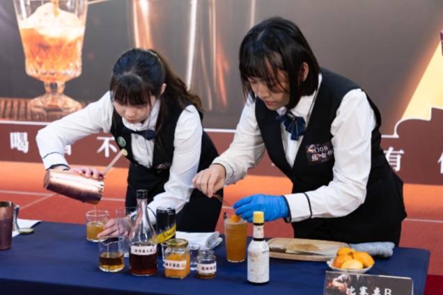 「AJ HOTEL調酒大賽」激發創意對決 多元分組培養明日之星 參加AJ 調酒大賽的選手們無不全力以赴,接受綜合實力的考驗。(圖/記者黃溎芬翻攝)