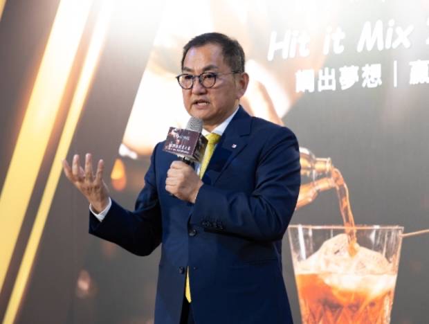 「AJ HOTEL調酒大賽」激發創意對決 多元分組培養明日之星 新竹安捷國際酒店董事長陳品峰,鼓勵參賽者以多元創藝調出夢想、贏得榮耀,致力培養新秀。(圖/記者黃溎芬翻攝)