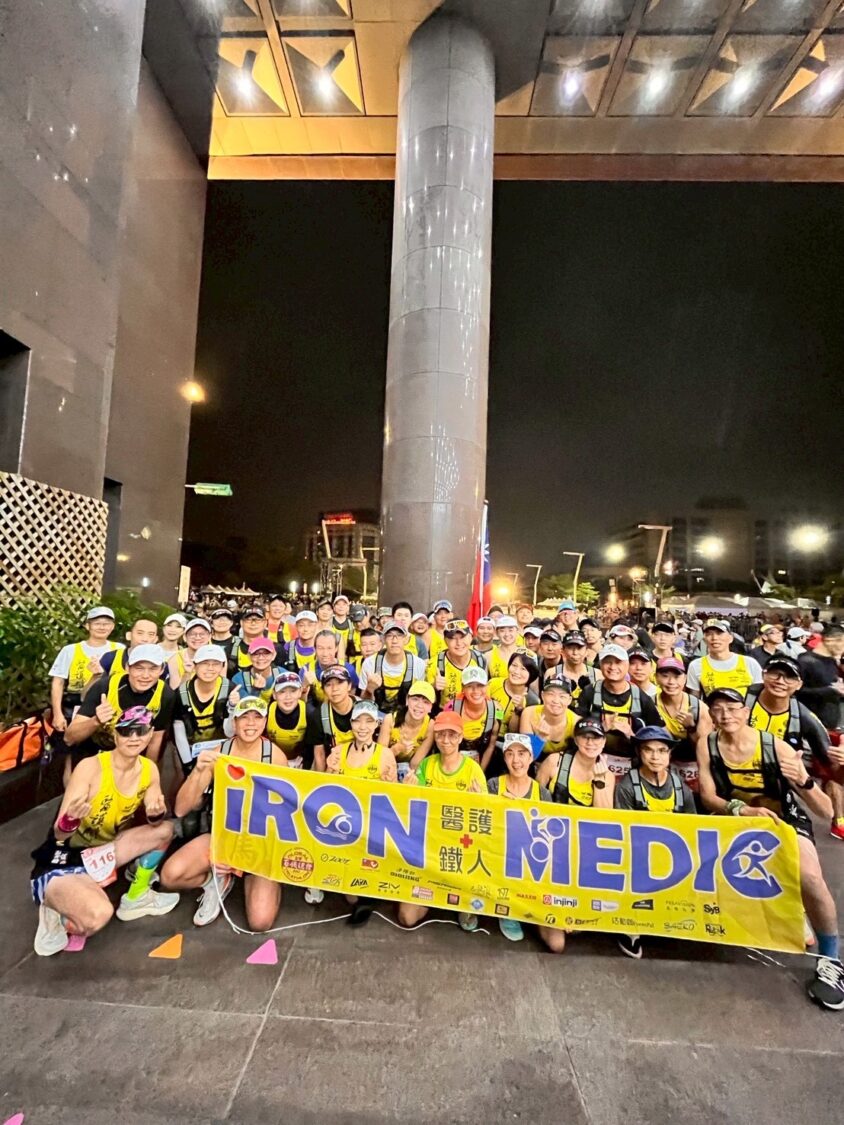 醫護鐵人「鬼門關前搶人」賽道即刻救援挽回馬拉松跑者生命 醫護鐵人團隊於台北馬拉松賽前集結合影,一群具備到院前急救專業背景的運動愛好者,秉持「邊跑邊守護」精神,在賽道上隨時準備投入救援,守護跑者安全完賽。(圖/記者張家燁翻攝)