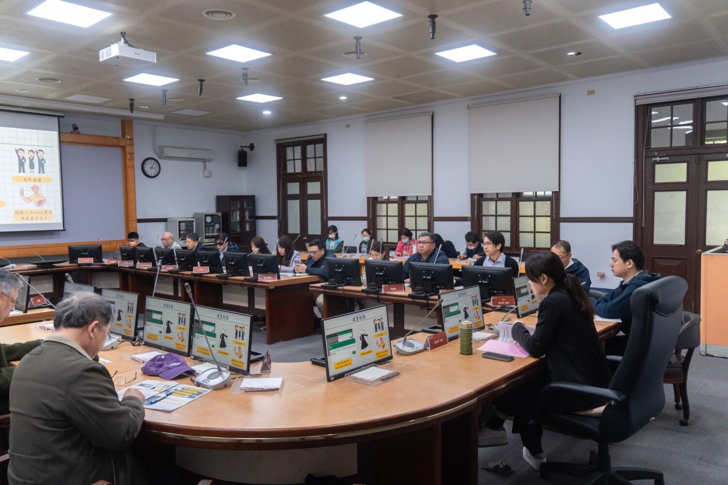 竹市府召開年度最終場道安會報 高虹安市長:「精進事故處理與守護市民安全」 新竹市政府召開年度最終場道路交通安全聯繫會報,市府各局處及道安相關單位與會,針對交通事故成因分析、酒駕防制及行人安全改善等議題進行討論,共同研議精進對策,提升市民用路安全。(圖/記者張家燁翻攝)