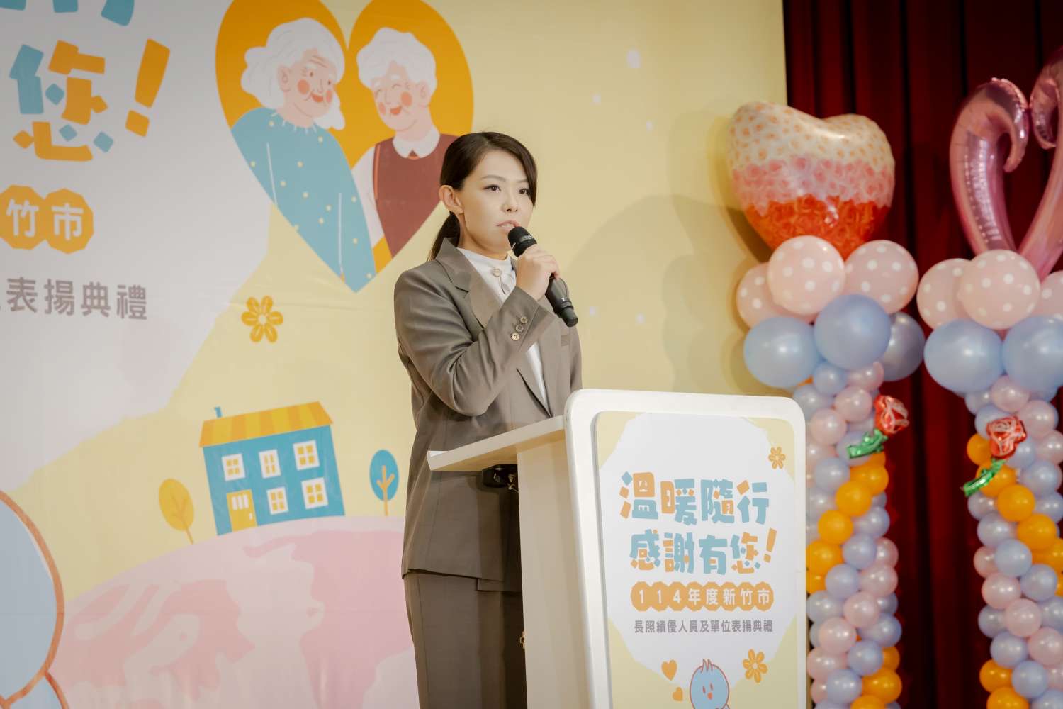 推動「長照3.0成果展現」市長高虹安表揚績優長照人員 高虹安市長於表揚典禮中致詞,感謝長照服務人員以專業與溫暖,陪伴失智失能者及其家庭,落實在地安老目標。(圖/記者張家燁翻攝)