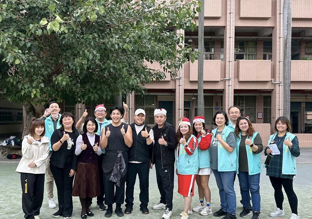 「迎接聖誕佳節」竹仁國小校園化身歡樂派對 竹仁國小家長會、校方團隊及表演團隊合影,透過聖誕藝文活動,共同為孩子打造溫馨且難忘的校園回憶。(圖/記者張家燁拍攝)