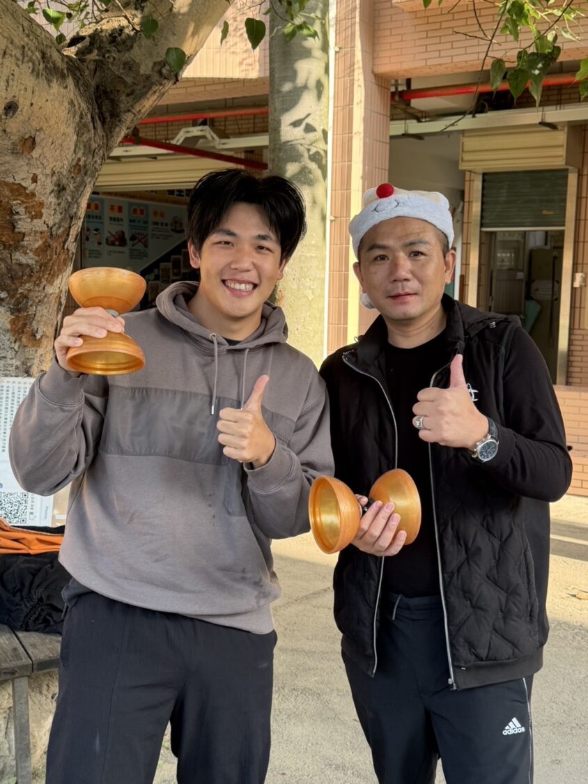 「迎接聖誕佳節」竹仁國小校園化身歡樂派對 世界扯鈴冠軍鄭湧篬(左)與竹仁國小家長會長江宥德(右)合影留念,攜手為孩子帶來精彩藝文表演,讓校園充滿歡笑與感動。(圖/記者張家燁拍攝)