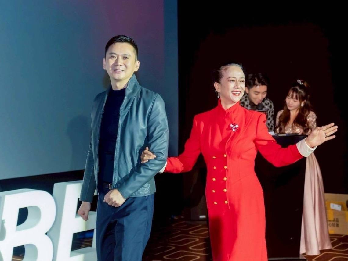 竹北市長鄭朝方團隊打拼三年感恩分享會「提交成績單」 鄭朝方市長特邀神秘嘉賓影星湯蘭花,擔任攝影比賽頒獎人。(圖/記者黃溎芬翻攝)