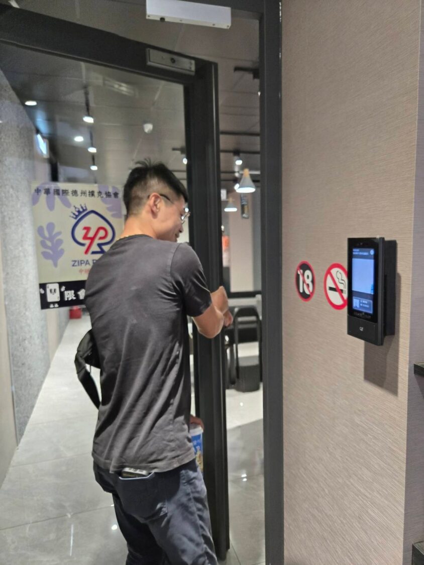 ZIPA POKER採用最新人臉識別系統辨識，只有會員及工作人員能入內。（圖／記者 蔡尚芸攝）