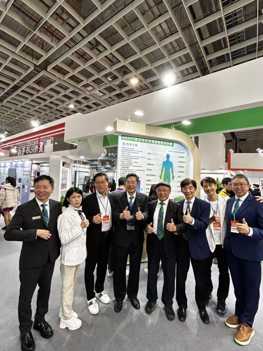 普健生物科技團隊於展會現場合影，並向產業與民眾介紹 sPPT 生醫傳導平台研究進展。（圖／普健生物科技提供）