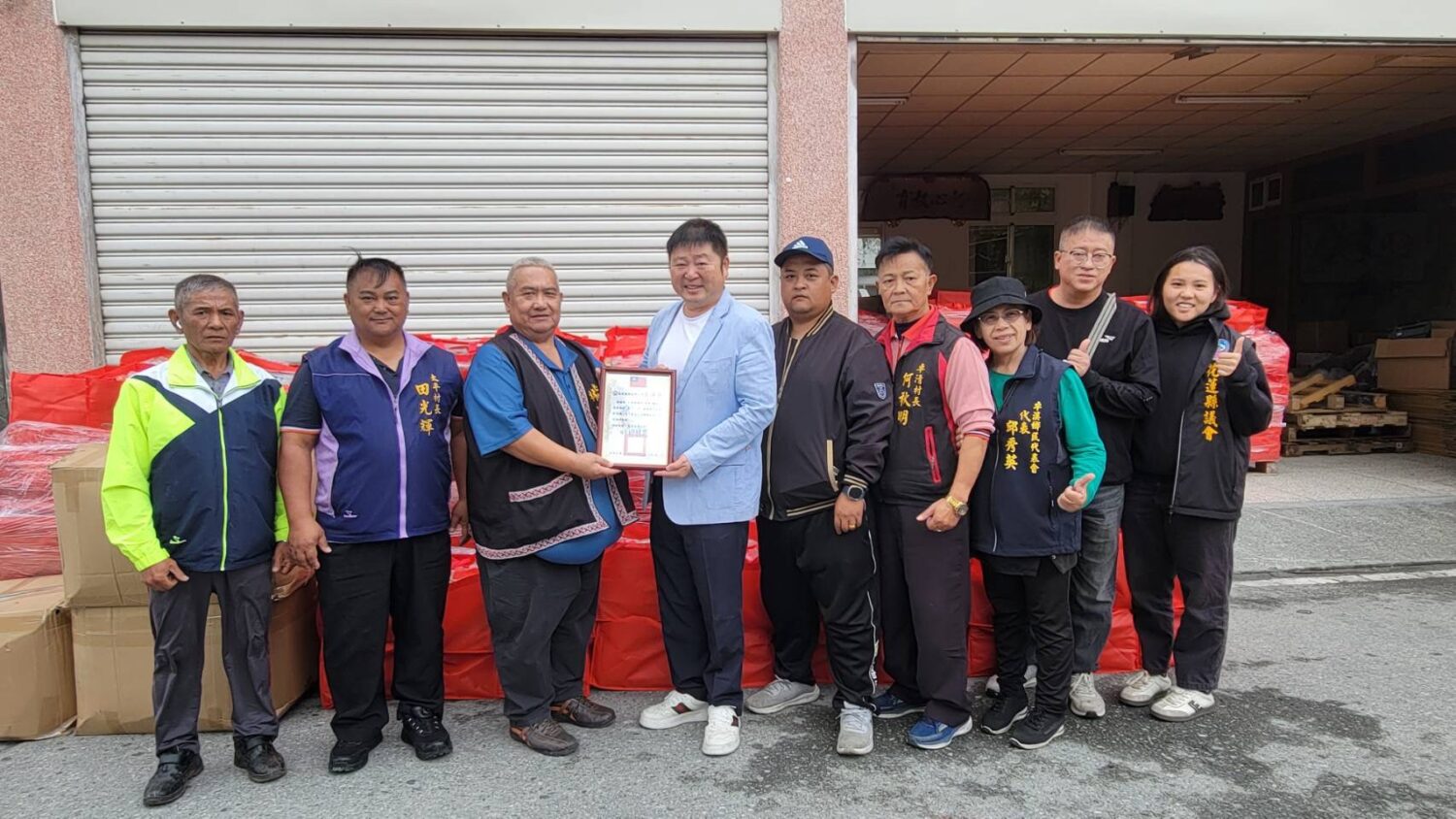 寒流急凍花蓮原鄉 張峻整合各界愛心物資即時送進部落 為協助部落家庭安然度過寒流,張峻(左四)主動募集並整合社會各界愛心資源,分送至秀林鄉、卓溪鄉及萬榮鄉。(圖/記者 趙靜姸翻攝)