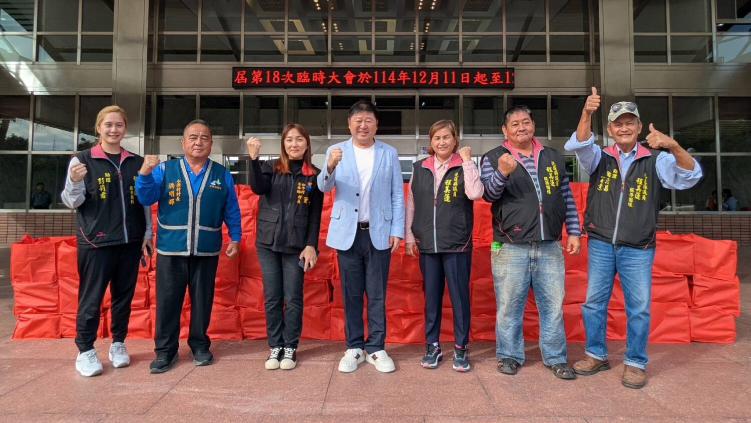 寒流急凍花蓮原鄉 張峻整合各界愛心物資即時送進部落 張峻(圖中)和服務團隊感謝社會各界善心人士的無私付出。(圖/記者 趙靜姸翻攝)