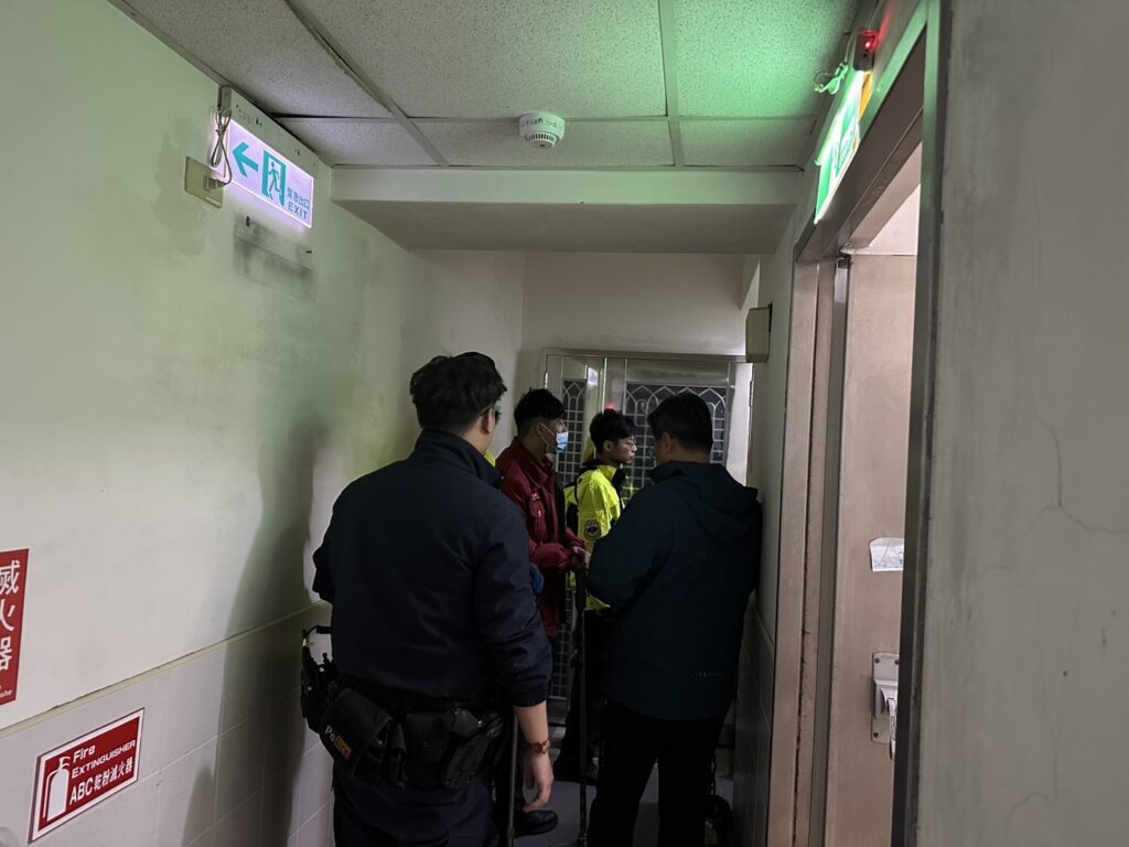 煲湯煮到乾鍋 警消及時制止避免悲劇 警方於現場清查燒焦味飄散位置並維持秩序。(圖/記者薛秀蓮 翻攝)