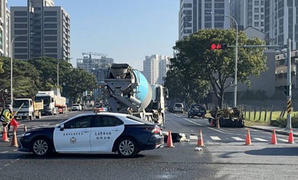 楠梓分局轄區「交安拉警報」8小時內接連發生兩起死亡交通事故 楠梓區楠海路與藍田路口發生一起大貨車與機車的交通事故,機車騎士不治。〈圖/記者蔡宗武翻攝〉