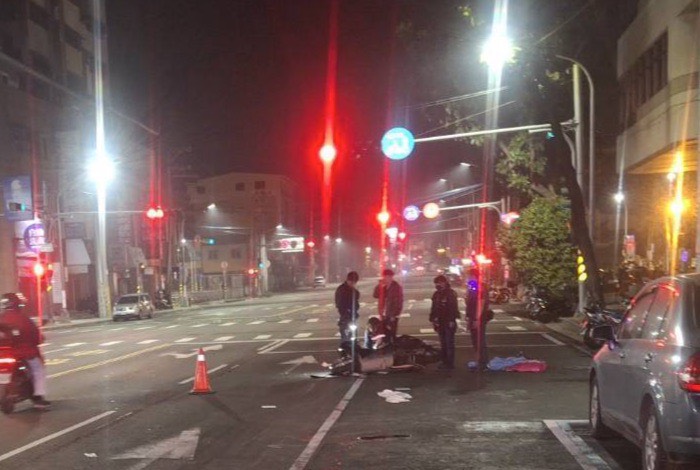 楠梓分局轄區「交安拉警報」8小時內接連發生兩起死亡交通事故 楠梓區楠梓新路上發生行人與重機車的交通事故,行人不治。〈圖/記者蔡宗武翻攝〉