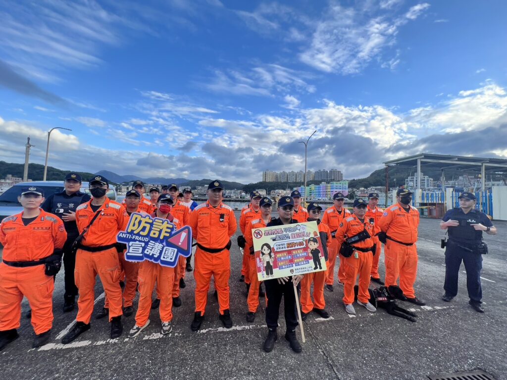 守護港區不缺席 「警海聯手」強化八斗子漁港防詐演練 八斗子所於現場配合海巡演練,並進行防詐宣導。(圖/記者薛秀蓮 翻攝)