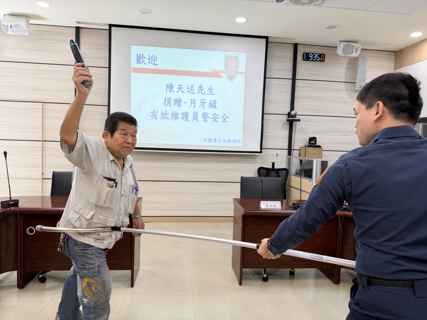 獲贈自製「月牙鏟」支援維安 中壢警分局加強巡守護市民 近日發生重大隨機暴力事件,中壢警分局全面升級勤務作為,在重點地區與時段加強巡邏,陳天送先生自製的月牙鏟也成為警力強化得力工具。(記者翻攝)