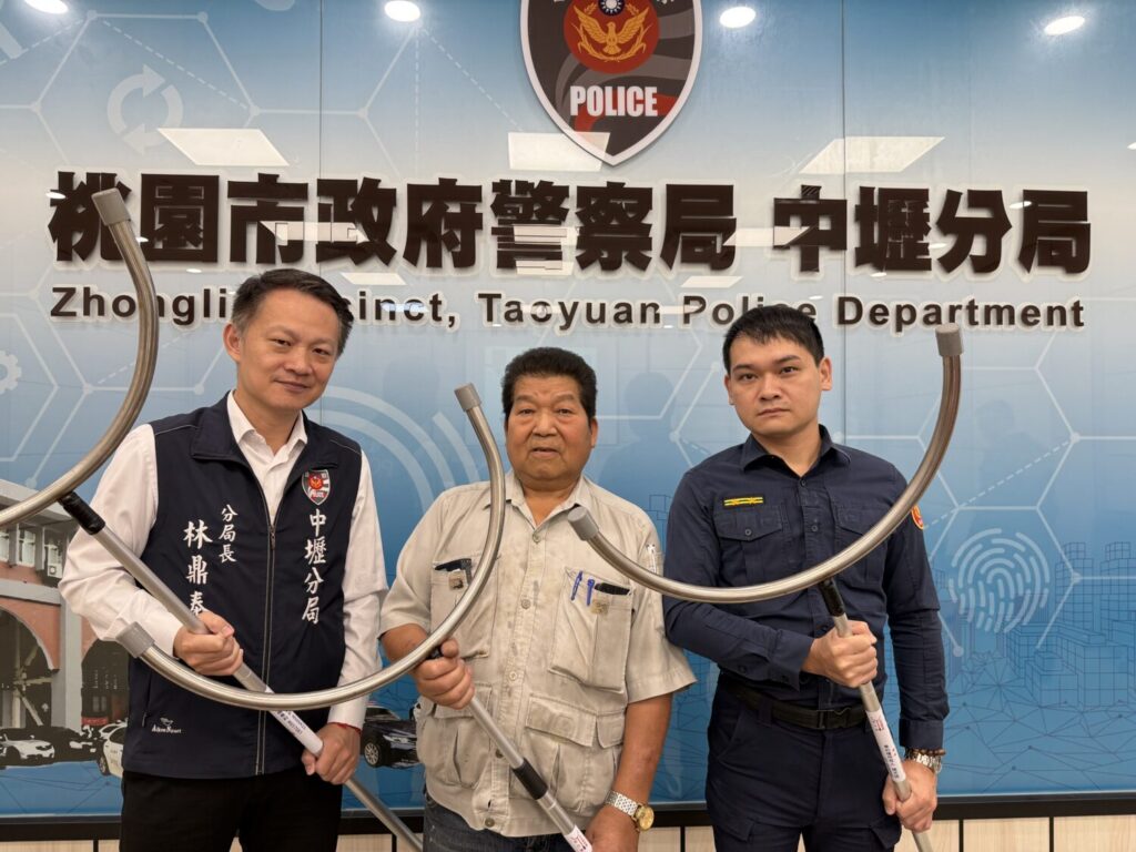 獲贈自製「月牙鏟」支援維安 中壢警分局加強巡守護市民 獲贈自製「月牙鏟」支援維安 中壢警分局加強巡守護市民