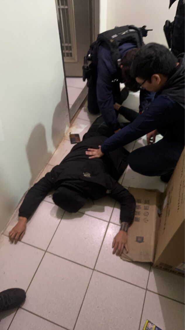 中壢男持汽油彈夜襲派出所 警循線2小時迅速逮捕 警方獲報後立即調閱監視器,並循線在2小時內就將褚男從租屋處帶回警局。(記者翻攝)