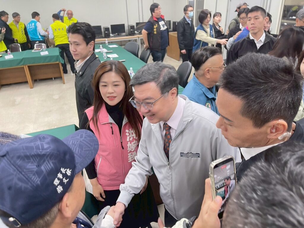 卓榮泰視察北市魚果市場 洪婉臻促中央地方合力完善配套 行政院長卓榮泰28日視察北市魚果市場。(翻攝自洪婉臻粉專)