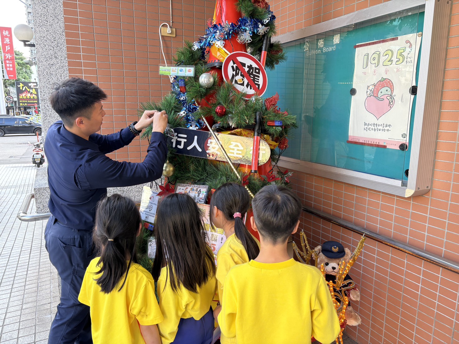 歡樂中「扎根安全觀念」 中市警四分局聖誕宣導溫暖登場 歡樂中「扎根安全觀念」 中市警四分局聖誕宣導溫暖登場