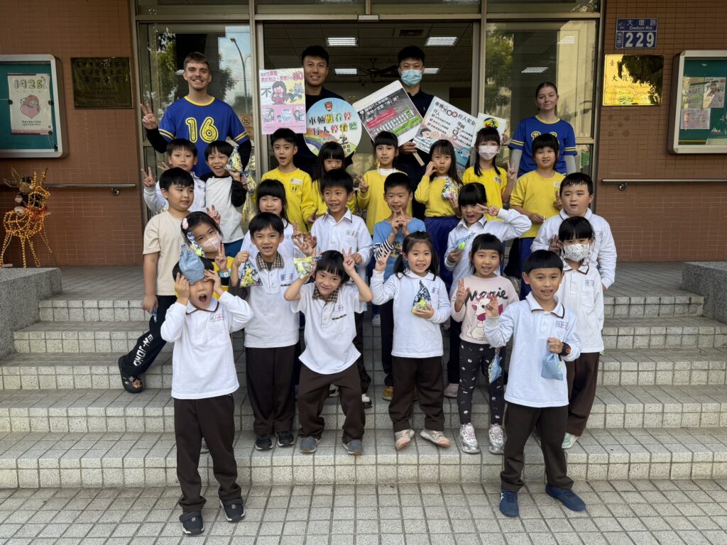 歡樂中「扎根安全觀念」 中市警四分局聖誕宣導溫暖登場 歡樂中「扎根安全觀念」 中市警四分局聖誕宣導溫暖登場