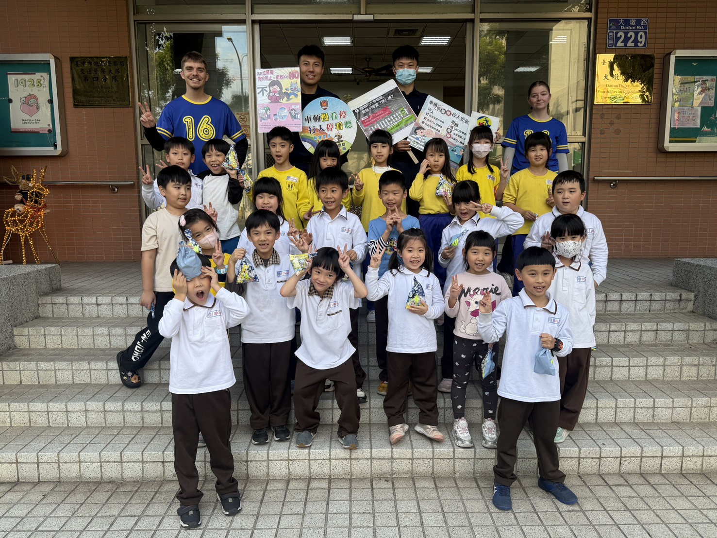 歡樂中「扎根安全觀念」 中市警四分局聖誕宣導溫暖登場 歡樂中「扎根安全觀念」 中市警四分局聖誕宣導溫暖登場