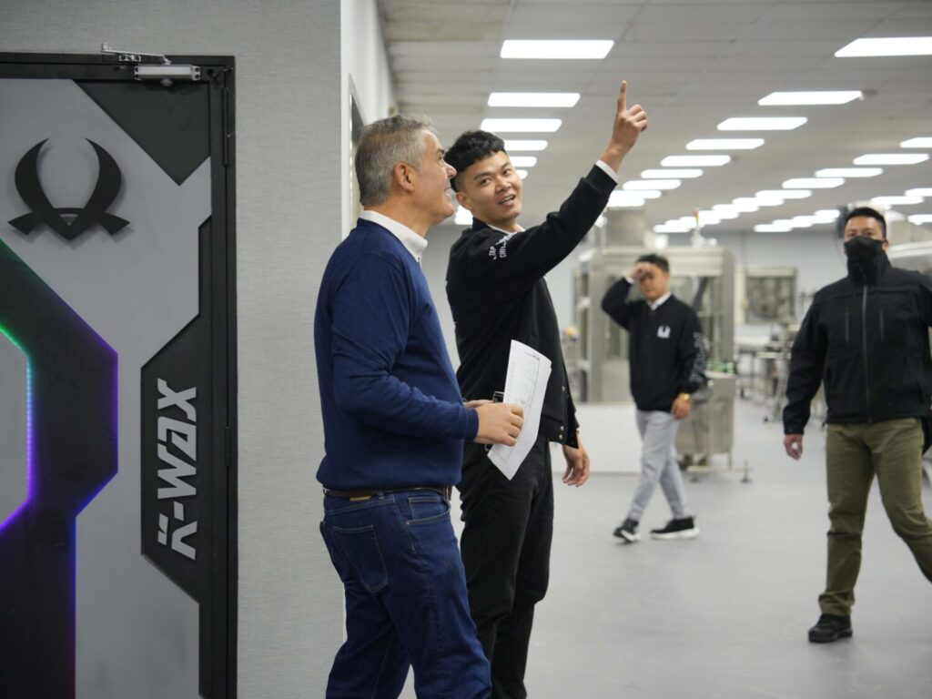 換檔加速!「K-WAX」啟動桃園龜山新總部 打造台灣汽美新基地 K-WAX執行長曾聖凱將新總部定位為「台灣品牌走向亞洲的起點」,圖為海外同業專程來台參訪。(K-WAX提供)