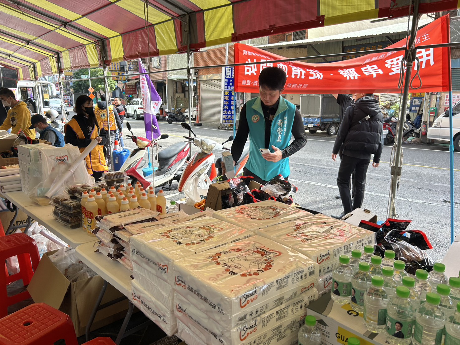 挽袖送烤全雞!獅子會聯手中壢舊明里 辦熱心捐血活動贈品超豐富 擔任桃園市議員及廣德獅子會會長的黃崇真表示,台灣血庫短缺問題長期存在,透過捐血活動盼與民眾共同努力,提升醫療量能。(記者翻攝)